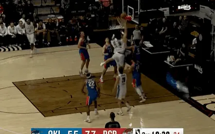 开云网页-杨瀚森自投自抢可惜未能命中，目前个人得到10分13篮板2助攻