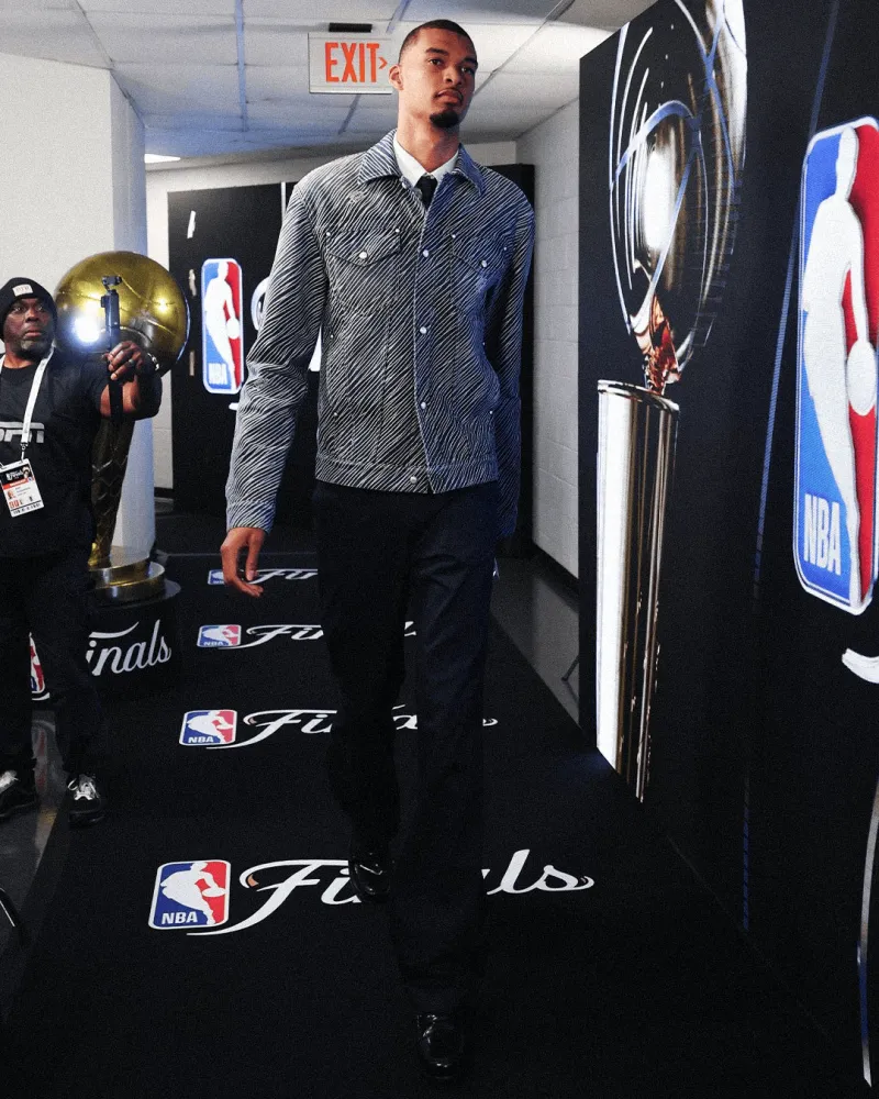 开云app-NBA官方晒文班亚马照片：才第三年他就准备好总决赛首秀了